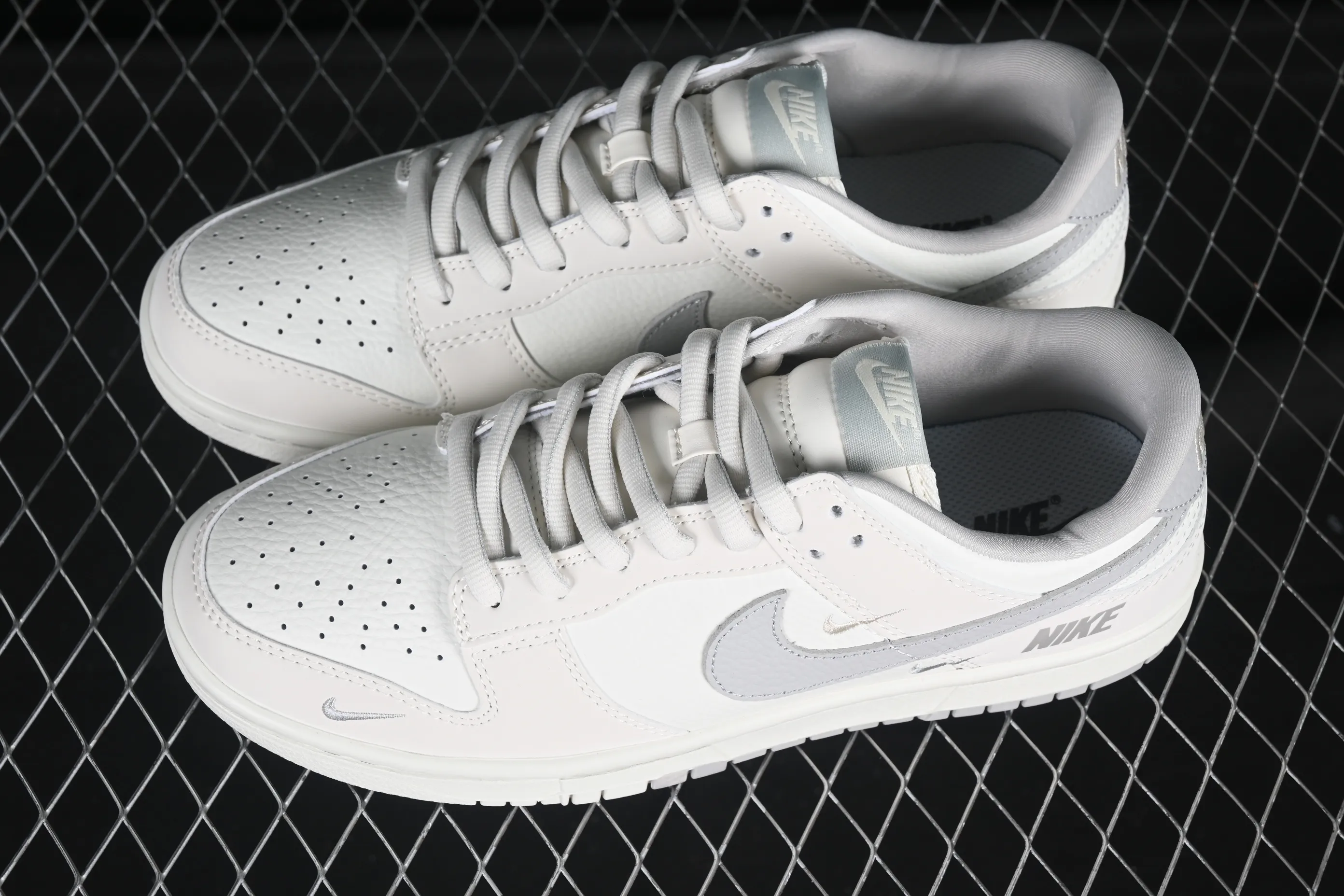 All categories Nk SB Dunk Series Nk SB Dunk Low High-end customized low-top sneakers Nike SB Dunk Low joint three hooks beige gray color low-top casual sports skateboard shoes SC9207-401